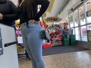 Just a Latina in jeans here …🤤