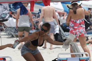 Candid Florida beach and bikini girls