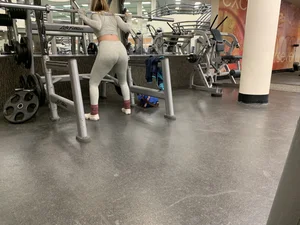 Hot gym babe in grey leggings with a nice ass doing squats