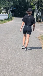 AMAZING very slim Girl in short black legging. oc