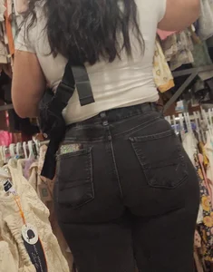 Thick Latina MILF shows off dumpy in black jeans
