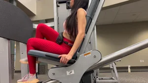 Epic candid gym babe working out in red textured leggings with an amazing ass