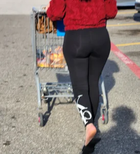 Latina mom w/ phat ass in leggings