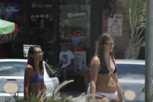 Even more hot and sexy bikini babes in Florida