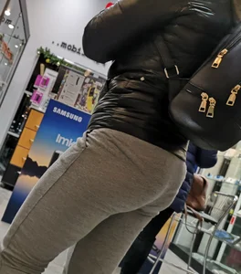 Girl with decent ass and vpl in grey sweatpants