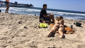 Video of a Hottie with a perfectly round plump ass brings her bike to the beach