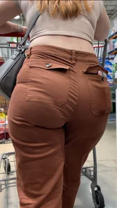Pawg eating up them jeans