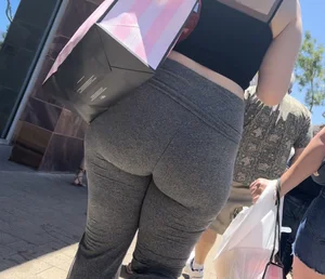 Jiggly pawg with her pawg mother (OC)