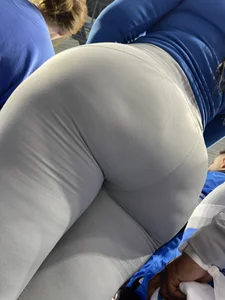 HUGE ASS UPLOSE LULULEMON