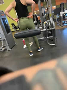 Girl working out with a nice ass in green leggings