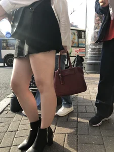 Awesome candid chick wearing a blouse and a skirt crossing the street on high heels, showing a little cheek