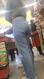 Latina big buttocks/perras nalgotas en jeans [oc]