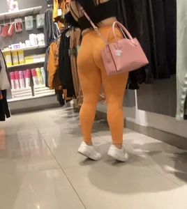 Big booty in orange leggings had me shook