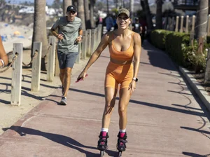 Hot candid summer girls in shorts, leggings and crop tops