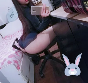 Girl Sitting in a Chair in Befroom Hot Booty Mirror Selfie