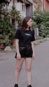 Street candid hottie wearing shorts who likes her freedom