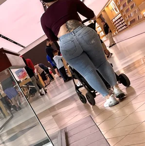 Bubble Butt Latina at Apple Store (OC)
