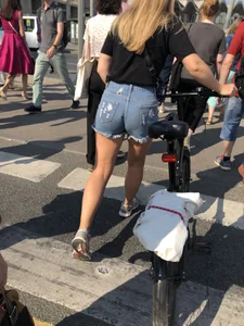 Hot legs and booty in shorts on crosswalk creepshots
