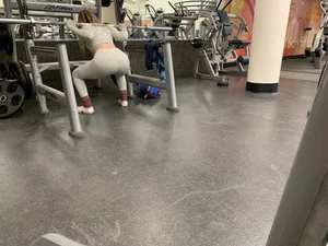 Hot gym babe in grey leggings with a nice ass doing squats
