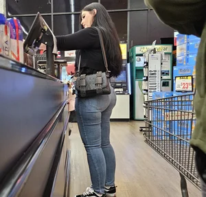 Juicy booty latina. Denim. (OC)