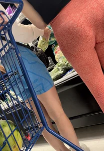 2 fit girls shopping