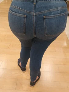 FAT A$$ BOOTY LATINA waiting in line