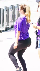 Candid chick with an amazing big booty and vpl in leggings