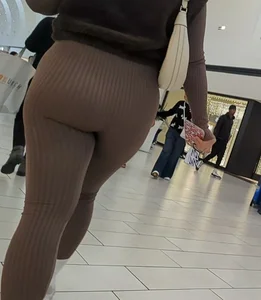 A few hot ladies at mall (OC)