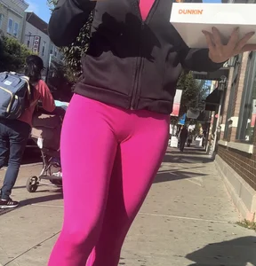 Jiggly Buttle butt in bright pink gym leggings