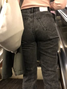 Candid chick wearing tight grey jeans subway escalator creepshot