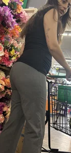 Petite chic w nice ass gobble in sweats‼️