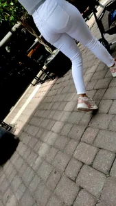 CURVED ASS WHITE PANTS MOM