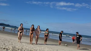 Brazillian beach creepshots, huge gallery of candid girls in swimsuits