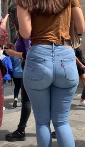 Girl with a big ass in jeans ( NON OC )