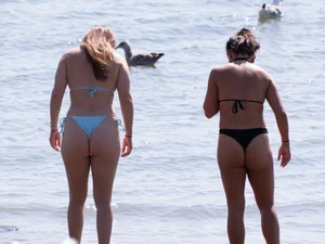 Don’t click if you hate chicks in bikinis