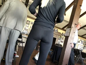 Blonde with Hot Ass in Yoga Pants Cafe Creepshot