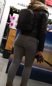 Girl with decent ass and vpl in grey sweatpants