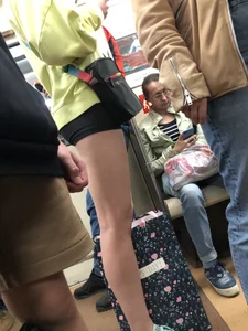 Hot subway candid girl in shorts with hot slim legs closeups
