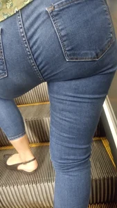 Chubby Butt in Tight Blue Jeans on a Subway Escalator Creepshot