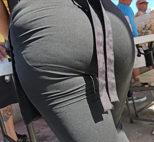 Shorty with bubble waitress in leggings outdoor. (Vpl)