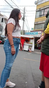 Latina  con un culo enorme