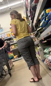 Mom with a nice phat ass
