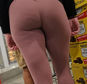 Pawg in fade pink leggings