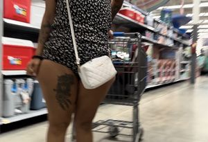 Walmart Chick can’t contain her phat ass