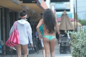 Even more hot and sexy bikini babes in Florida