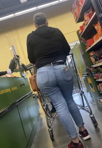Latina milf nice ass in jeans