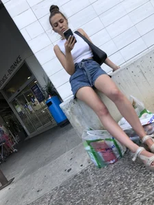 Hot candid chick wearing shorts, amazing long and slim legs
