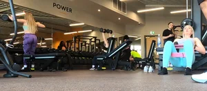 Gym blonde in turquoise leggings notices me and doesn’t mind, even moves in front of me later for some close-ups