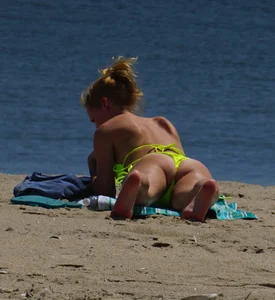 Sexy ass blonde milf on the beach in a thong with cameltoe and bending over