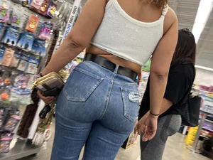 Brazilian gostosa in tight jeans (oc)